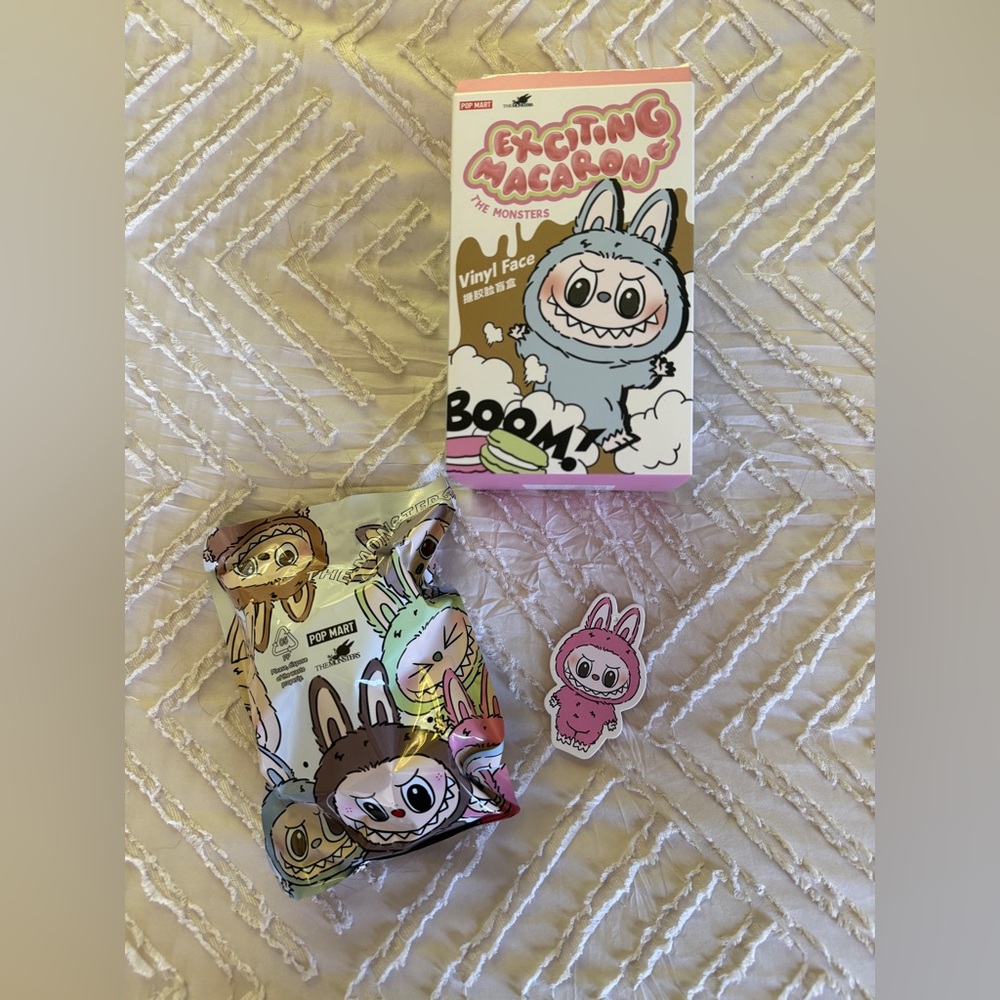 Pop Mart “Lychee Berry” Exciting Macaron Labubu